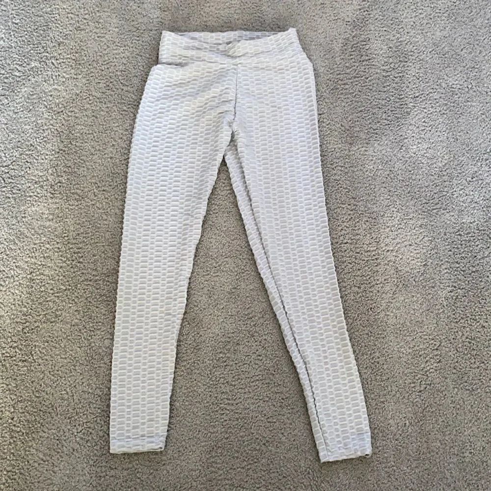 Women’s Leggings/High Waisted Yoga Pants Textured Gray Fabric Size M NEW